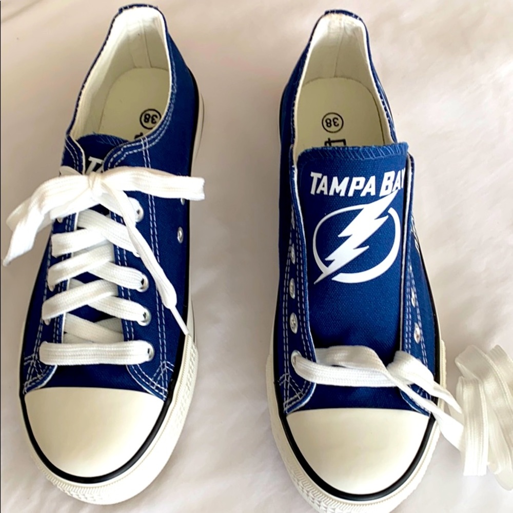 TAMPA BAY LIGHTNING NWT  E-LOV Chucks style.